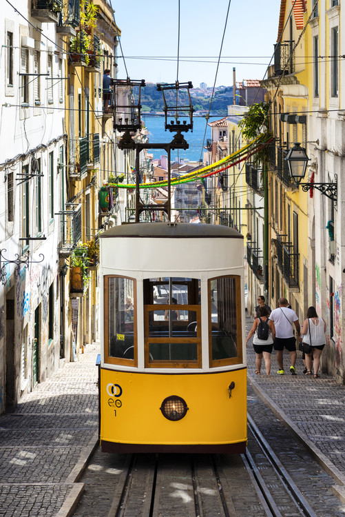 Arte fotográfico Famous Yellow Funicular in Bairro Alto