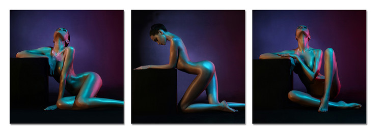 Wandbilder Nude woman in a black background