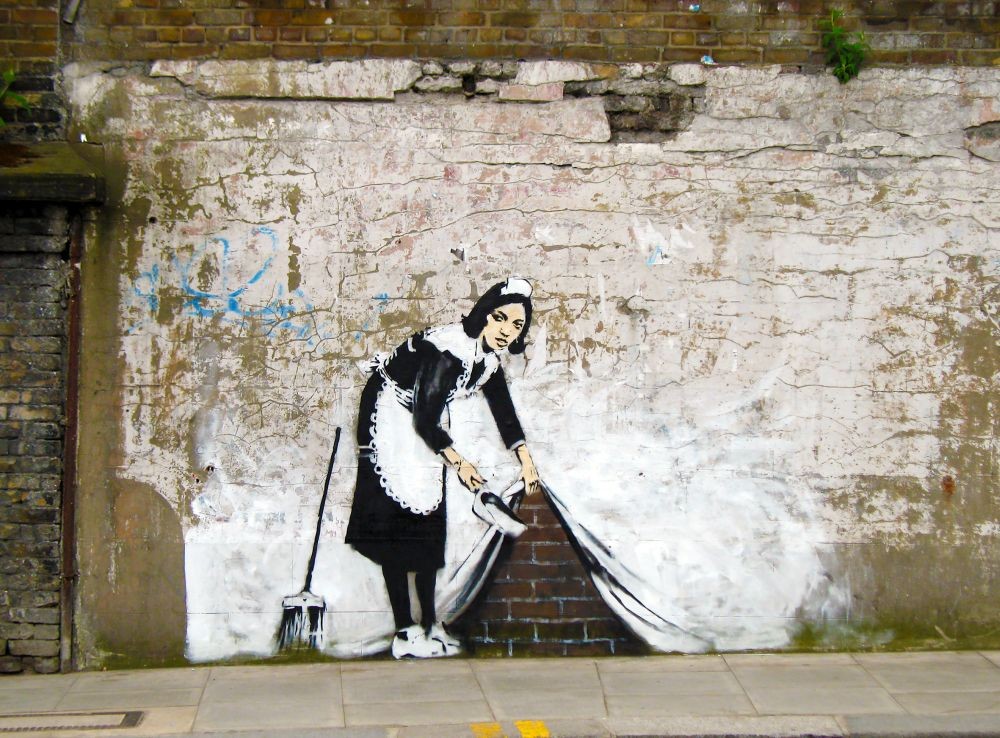 https://static.posters.cz/image/1300/fototapety/banksy-maid-graffiti-i21702.jpg