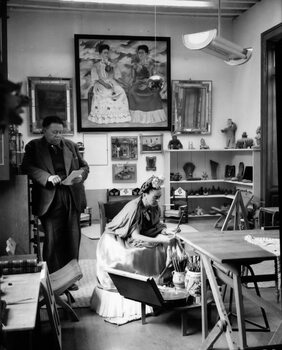 Poster Mexican painters Frida Kahlo (1907-1954) and Diego Rivera (1886-1957) in their workshop in 1948