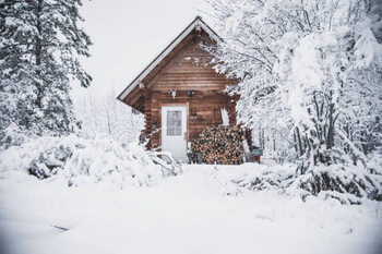 Illustrasjon A cozy log cabin in the snow