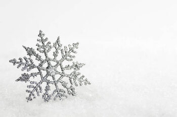 Illusztráció Christmas snowflake decoration on snow background