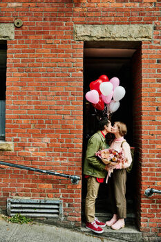 Umjetnička fotografija Couple kissing in doorway while on