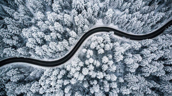Ilustratie Curvy windy road in snow covered