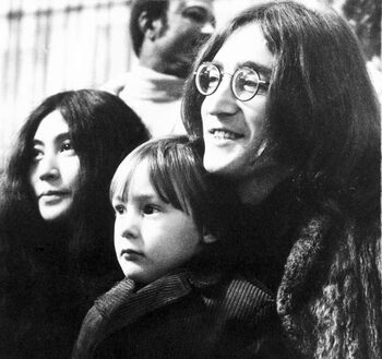 Kunstfotografie John Lennon, Yoko Ono and John's son Julian, 1969
