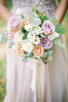 Umělecká fotografie Midsection of bride holding bouquet