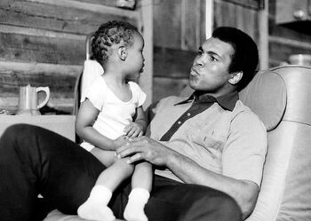 Fotografia artistica Mohammed Ali (Cassius Clay) With his Son Muhammad Ali Jr in Deer Park, Pennsylvania 1973