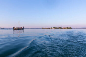 Kunsttryk Panoramic view of Fraueninsel Island and