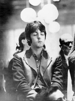 Kunstfotografie Paul McCartney meditating, 1967