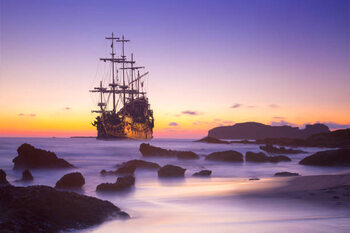 Illustrazione Pirate ship at the open sea