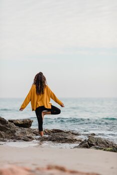Kunstfotografie practicing yoga at beach