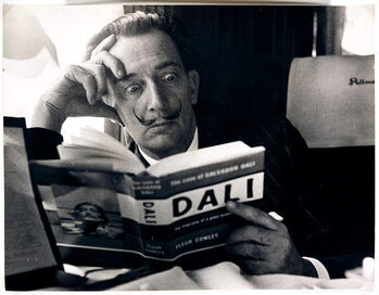 Konstfotografering Salvador Dali reading his biography, 6 May, 1959