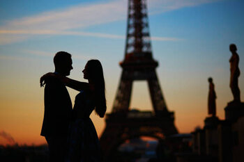 Umetniška fotografija Silhouettes of romantic couple near the