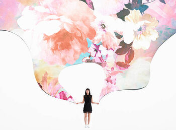 Konsttryck woman holding flowered wallpaper