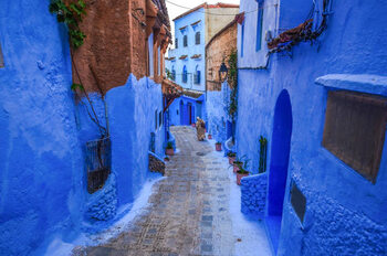 Kunstfoto Woman in typical moroccan clothing, walking