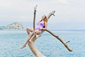 Ilustratie Young ginger woman in purple swimsuit