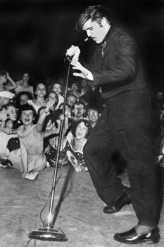 Print op canvas Elvis Presley on Stage in The 50'S