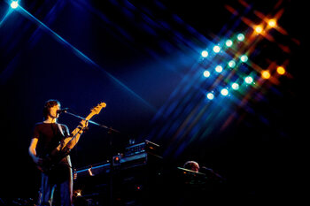 Póló February 1977: concert of rock band Pink Floyd at the Paris Pavilion: bassist Roger Waters and drummer Nick Mason.