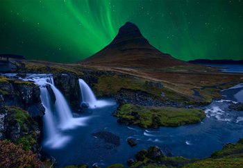 Kirkjufell, Under A Boreal Green Sky Fototapete