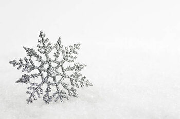 Obraz na plátně Christmas snowflake decoration on snow background