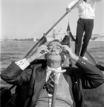 Plagát THE ARTIST PAINTER SALVADOR DALI IN GONDOLA - VENICE - 1961