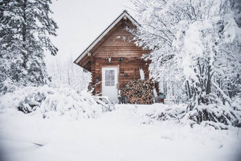 Obraz na płótnie A cozy log cabin in the snow
