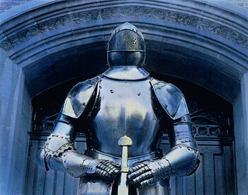 Obraz na płótnie Armor suit standing beneath Gothic archway