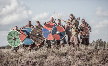 Obraz na płótnie Weapon wielding viking warriors in formation