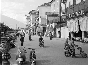 Konsttryck Street scene in Bellagio Italy 1950