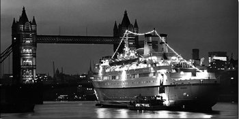 Finnpatner Ferry at Tower bridge, 1968 Reproduction de Tableau
