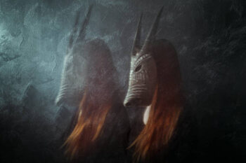 Tableau sur toile Redhead woman wearing mask, long exposure