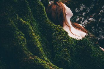 Tableau sur toile Young woman covered with moss.
