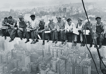 Ingelijste 3D-poster Men on girder - landscape 3D