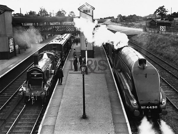 Umělecký tisk Steam train at Stevenage Station 1938