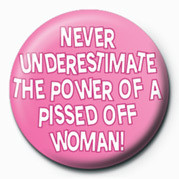 Badge NEVER UNDERESTIMATE (PISSE