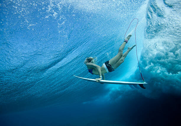 Fotografie Female Pro surfer at Cloud Break Fiji, Justin Lewis, 40x26.7 cm