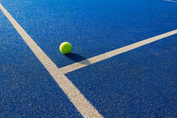 Levně Plakát, Obraz - Tennis ball and service line, John Lamb, 40 × 26.7 cm