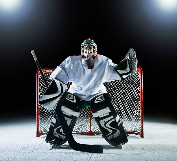Levně Plakát, Obraz - Ice hockey goal keeper in front of goal, Robert Decelis, 40 × 40 cm