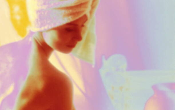 Levně Plakát, Obraz - WOMAN WITH TOWEL ON HEAD, Jan Cobb Photography Ltd., 40 × 26.7 cm