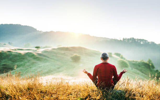 Levně Plakát, Obraz - Senior man meditating outdoors in nature, Halfpoint Images, 40 × 26.7 cm