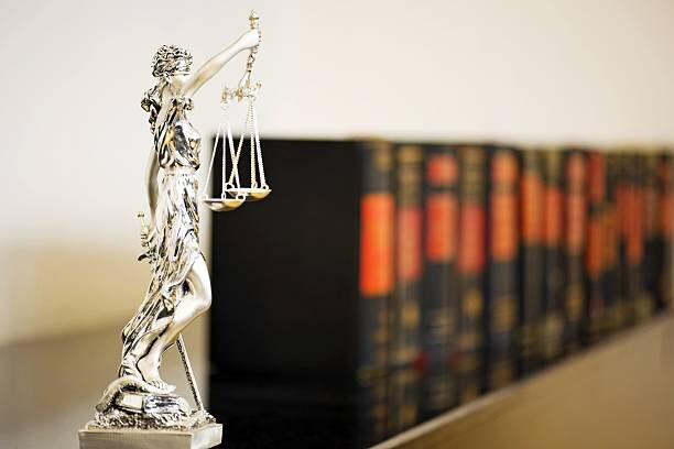 Levně Plakát, Obraz - the scales of justice, 101cats, 40 × 26.7 cm
