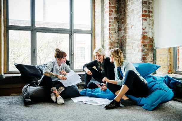 Fotografie Businesswomen talking during an informal meeting, Hinterhaus Productions, 40 × 26.7 cm