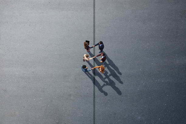 Levně Plakát, Obraz - Businesspeople making handshakes across line, on, Klaus Vedfelt, 40 × 26.7 cm