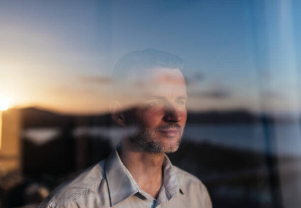 Levně Plakát, Obraz - Businessman looking out of a window., Guido Mieth, 40 × 26.7 cm