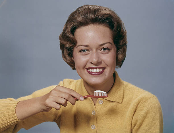 Levně Plakát, Obraz - Young Woman Brushing Teeth, Harold M. Lambert, × cm