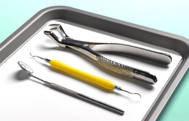 Levně Plakát, Obraz - DENTAL TOOLS PREPARED FOR TOOTH EXTRACTION, Peter Dazeley, 40 × 26.7 cm
