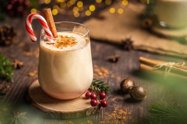 Levně Plakát, Obraz - Eggnog with spicy cinnamon.Christmas and winter, Weedezign, 40 × 26.7 cm