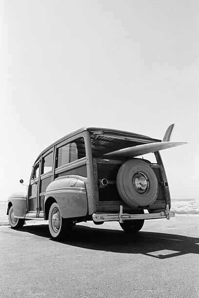 Levně Plakát, Obraz - Old Woodie Station Wagon with Surfboard, skodonnell, 26.7 × 40 cm