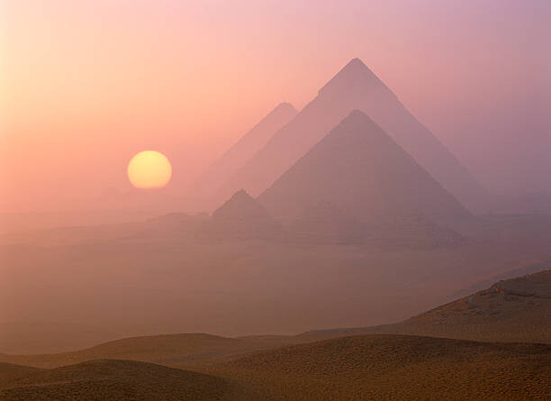 Levně Plakát, Obraz - The Pyramids viewed at sunrise, Giza, Egypt, Travelpix Ltd, 40 × 30 cm