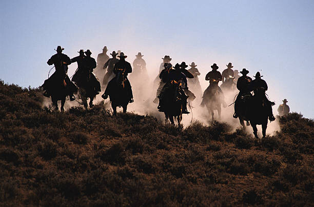 Levně Plakát, Obraz - Cowboys riding horses, silhouette, Jules Frazier, 40 × 26.7 cm